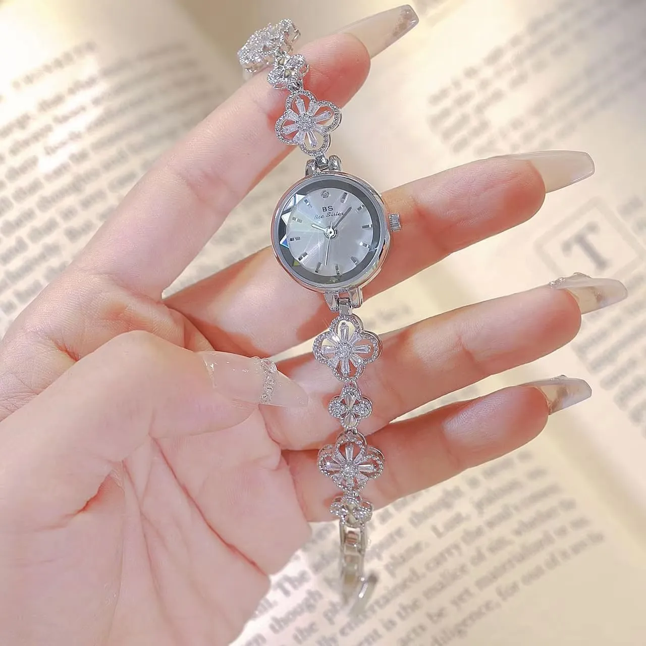 Gosasa Vintage Gold Watch for Women Four-Leaf Clover Diamond Women’s Bracelet Watch Stainless Steel Elegant Dainty Small Ladies Dress Wrist Watch Waterproof Luxury Gift