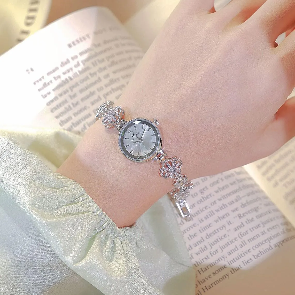 Gosasa Vintage Gold Watch for Women Four-Leaf Clover Diamond Women’s Bracelet Watch Stainless Steel Elegant Dainty Small Ladies Dress Wrist Watch Waterproof Luxury Gift