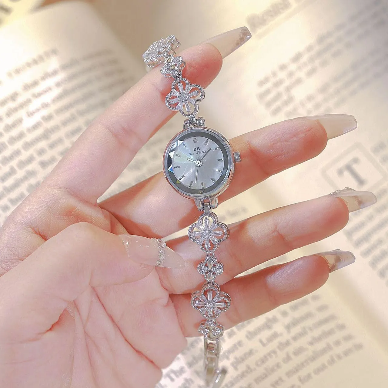 Gosasa Vintage Gold Watch for Women Four-Leaf Clover Diamond Women’s Bracelet Watch Stainless Steel Elegant Dainty Small Ladies Dress Wrist Watch Waterproof Luxury Gift