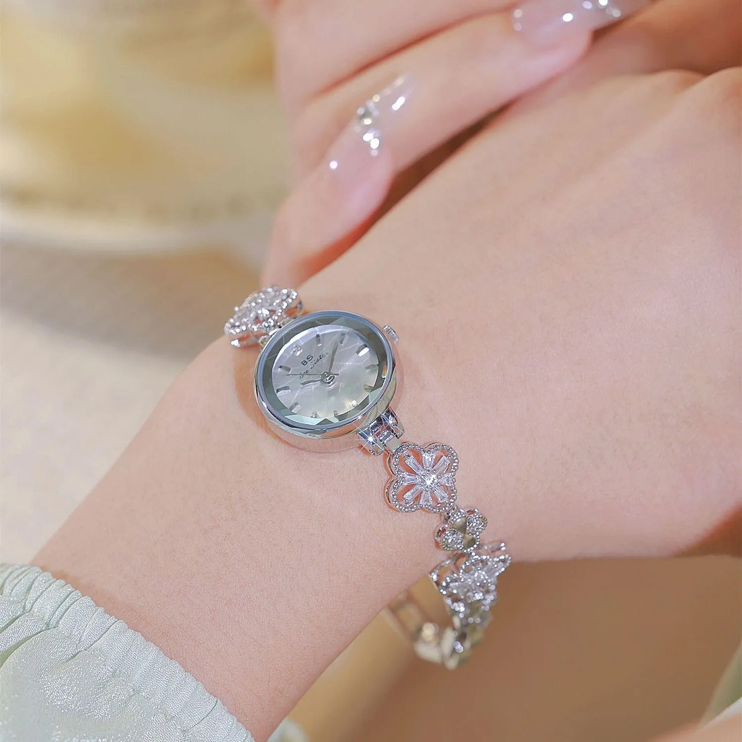 Gosasa Vintage Gold Watch for Women Four-Leaf Clover Diamond Women’s Bracelet Watch Stainless Steel Elegant Dainty Small Ladies Dress Wrist Watch Waterproof Luxury Gift