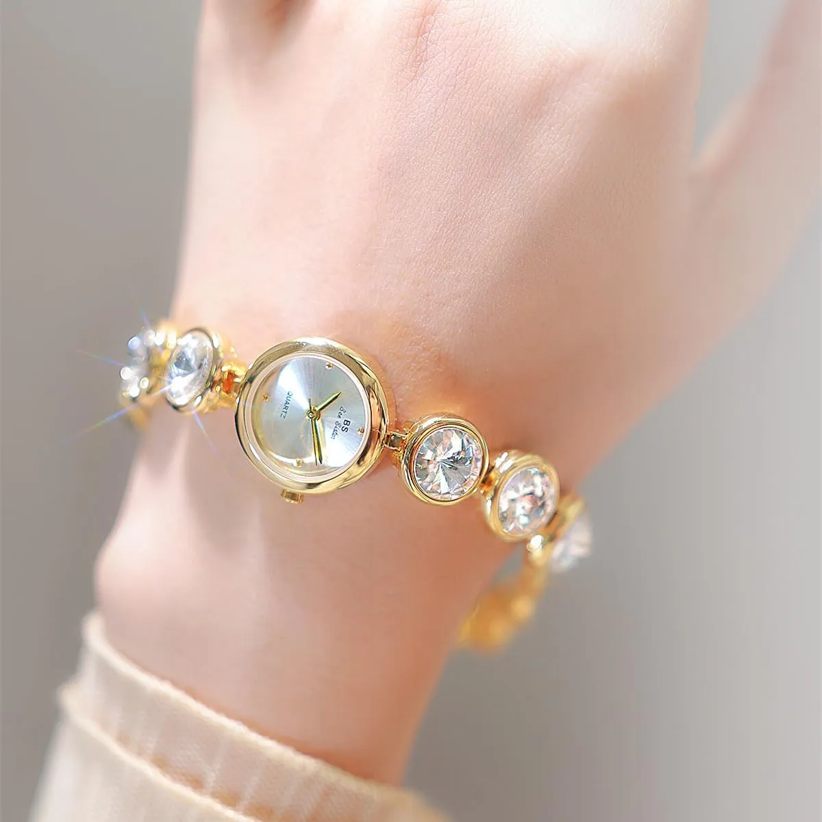 MASTOP Vintage Women's Fashion Elegant Bracelet Watch Gold Dainty Quartz Watch with Shimmering Diamonds Luxury Dress Watches for Women Waterproof Round Dial Gold Watch